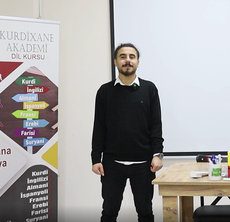 Aydın Ekin - Akademimizde İngilizce derslerini Kürtçe dilinde vermektedir.