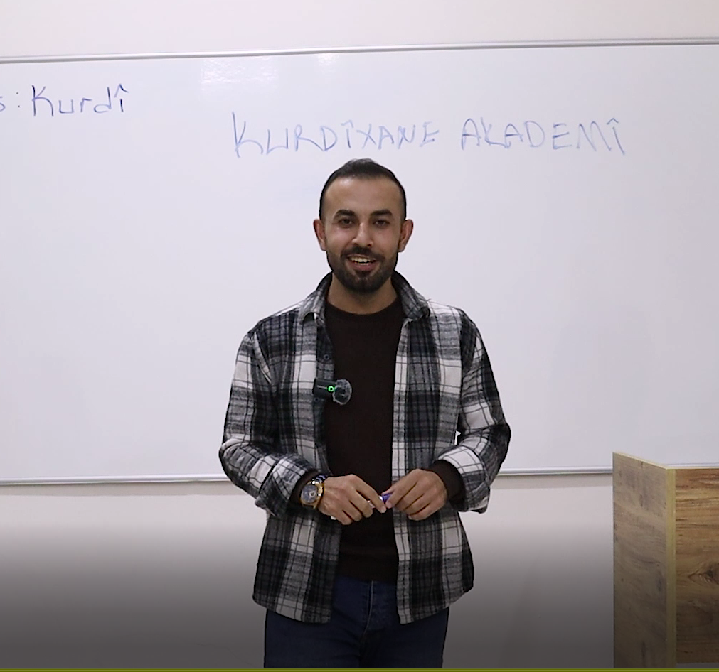 Halit Ertaş - Hâlen Mardin Artuklu Üniversitesi’nde Kürt Dili ve Kültürü alanında doktora yapmaktadır. Diyarbakır’da özel bir kolejde Kürtçe öğretmeni olarak görev yapmaktadır